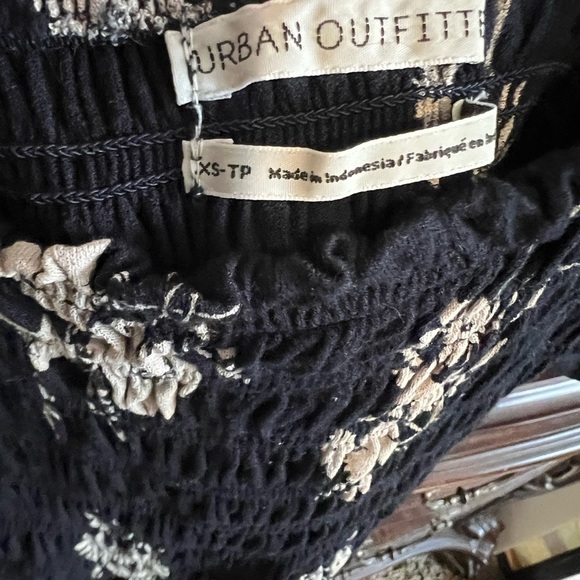 Urban Outfitters Black and White Smocked Puff Sleeve Crop Top - Picture 2 of 5